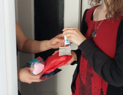 Bild zeigt Übergabe von Hilfen