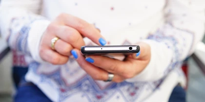 Žena píše na mobilním telefonu