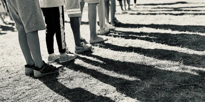 Stíny dětí v řadě