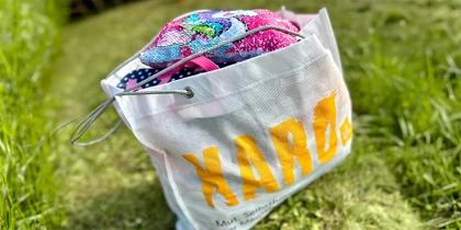 Taška od Karo naplněná oblečením